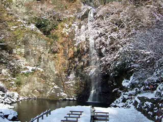 雪の箕面大滝