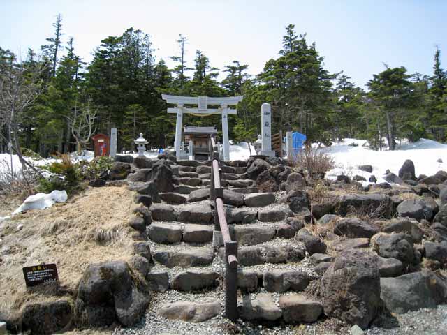 山頂駅後の御岳社