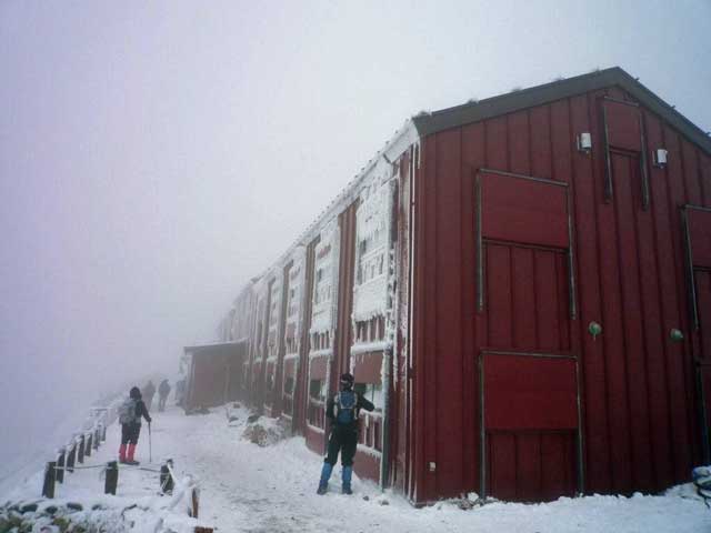 雪中の唐松山荘