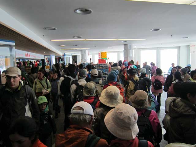 山頂駅売店の賑わい