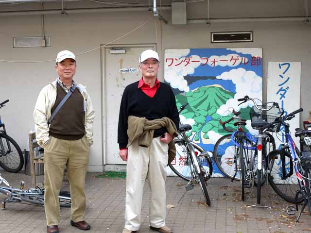 部室前