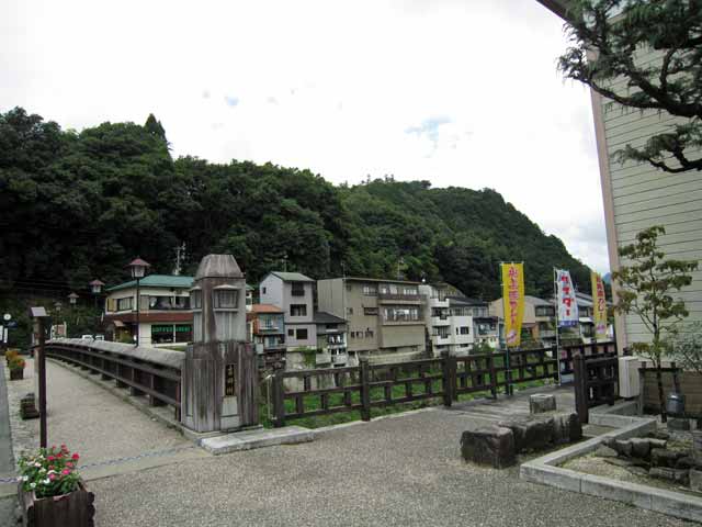 旧庁舎前から城山