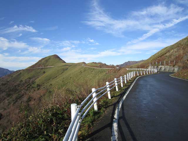 稜線を行く町道瓶ヶ森線