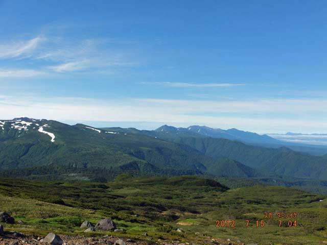 旭岳より十勝岳・夕張山地を望む