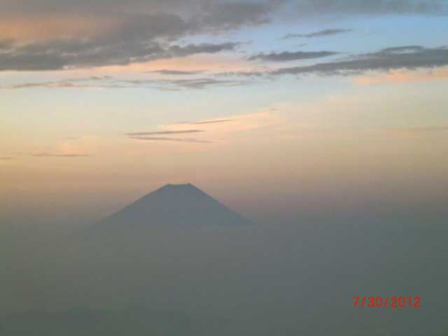 夜明け前の富士山